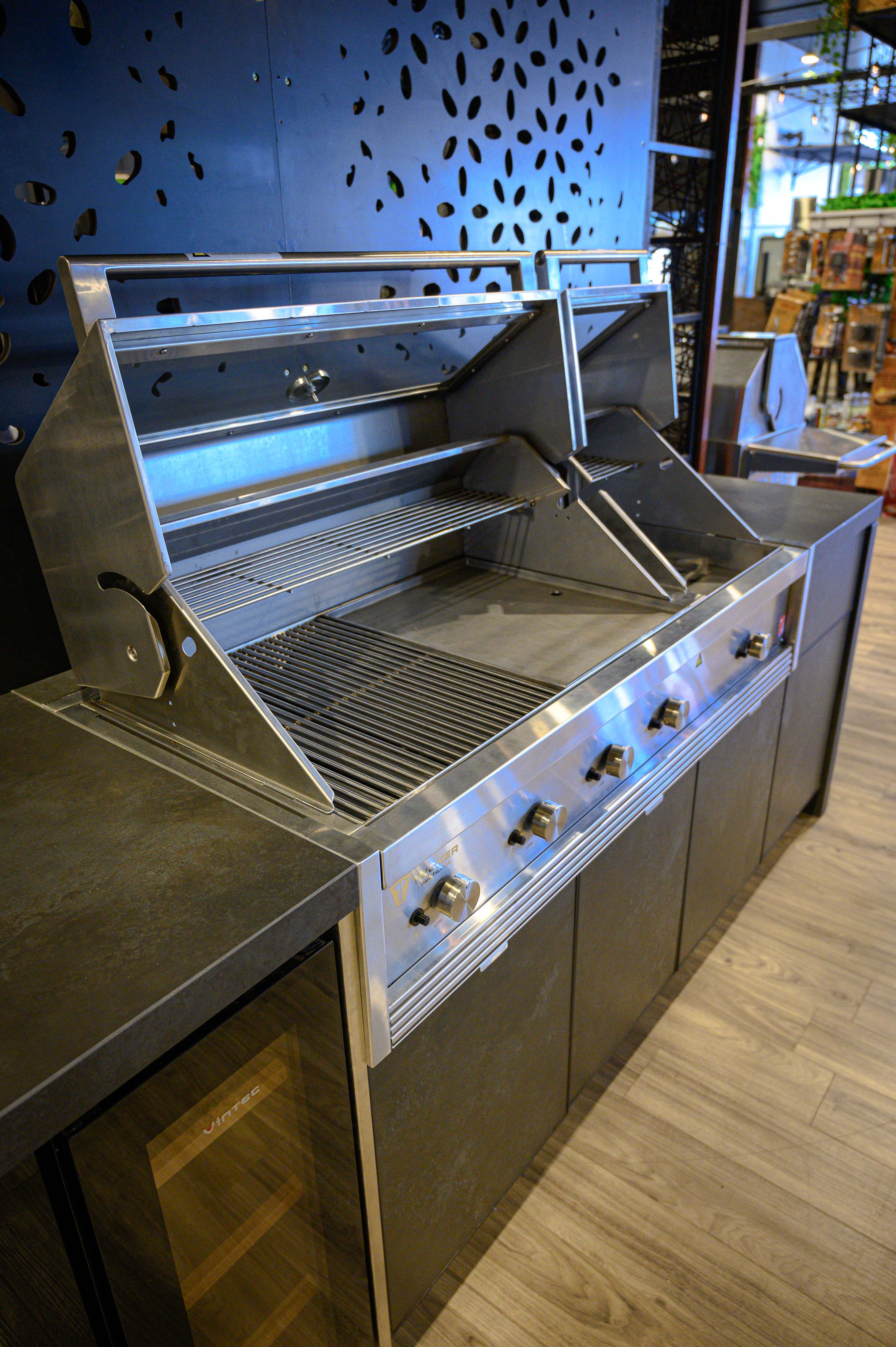 Tucker R Class V8 4 Burner Built In Hybrid BBQ with Hood - Image 15