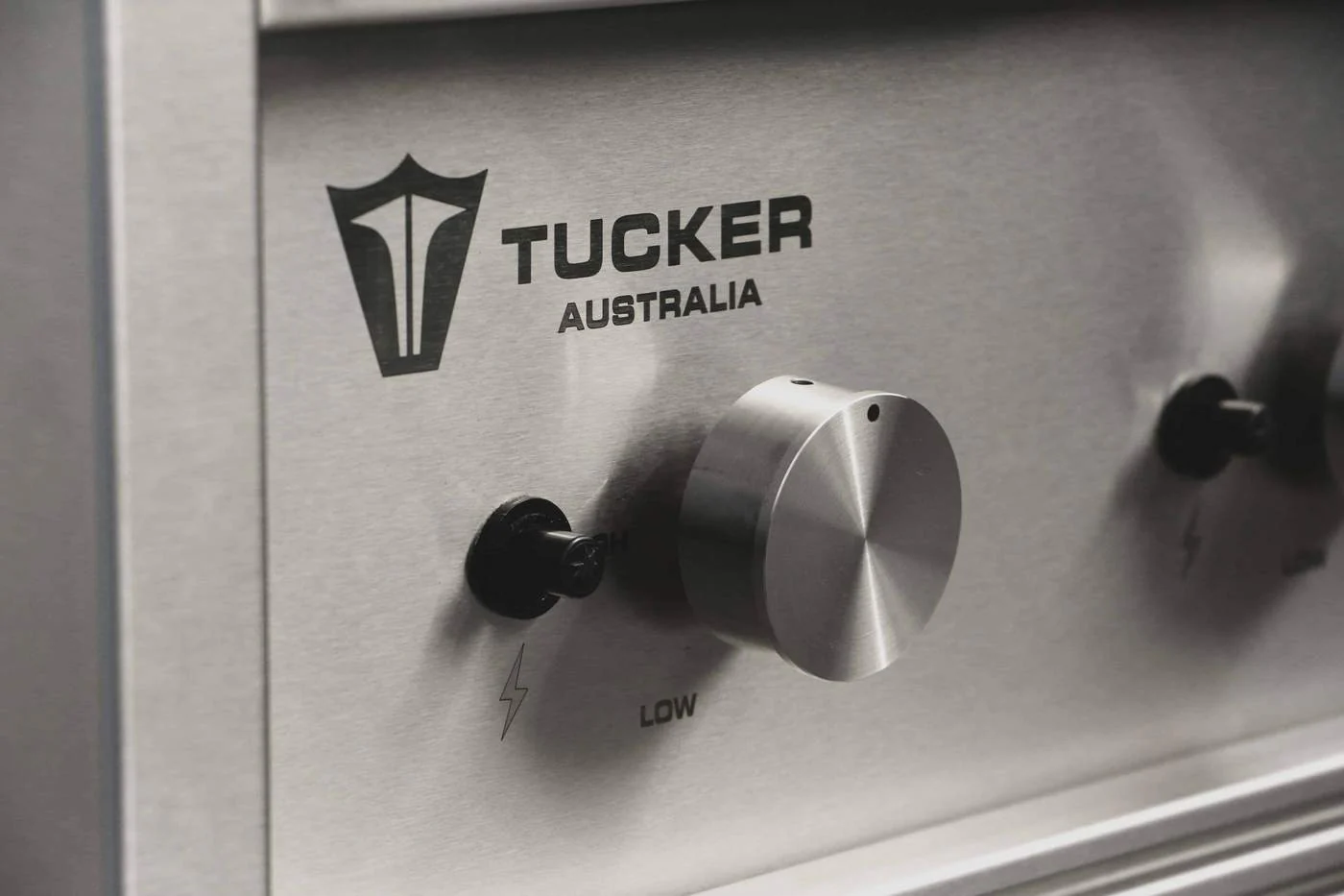 Tucker R Class V8 4 Burner Built In Hybrid BBQ with Hood - Image 6