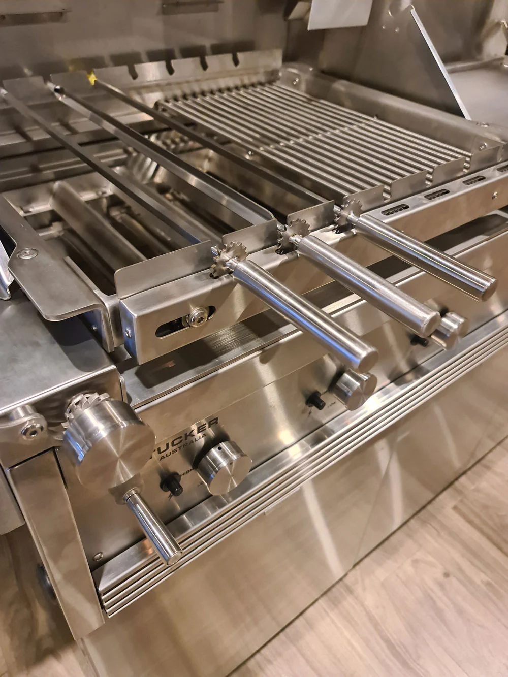 Tucker R Class V8 4 Burner Built In Hybrid BBQ with Hood - Image 8